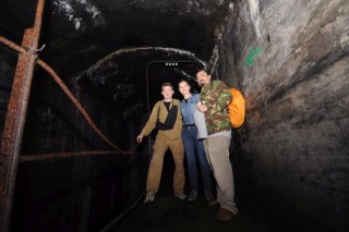 Команда исследователей у порохового погреба.