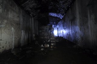 Кирпичные отгородки в главной галерее.