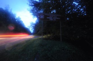 Указатель к форту на трассе. Направление - в Гродно.
