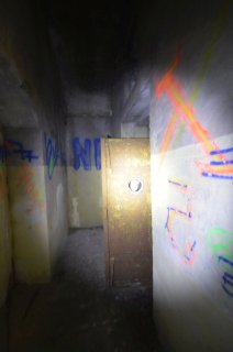 Уцелевшая дверь в хранилище.