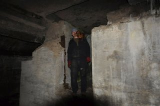 Исследователи у дверного проёма.
