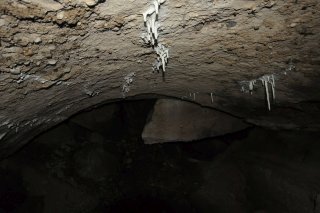 Сталактиты на своде.