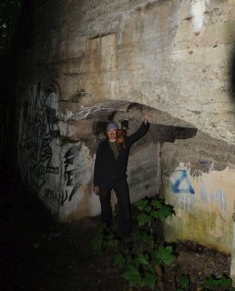 У западного входа.