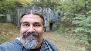 Довольный Uhodigger у входа в форт.
