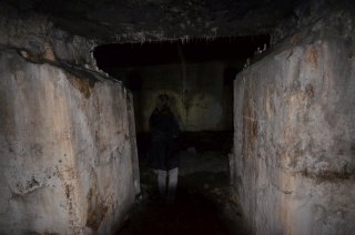 Дверной проём в хранилище.