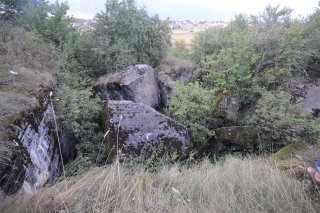 Дома за руинами форта.