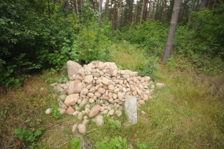 Курганчик из камней.
