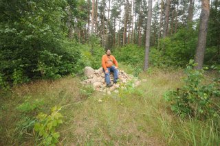 Uhodigger на курганчике из камней.