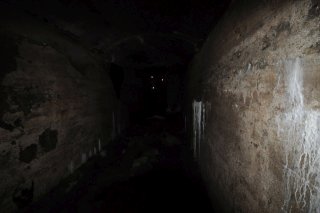 Светоотражающие метки в галерее форта.