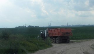 Грузовик на краю поля.