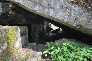 Рухнувшая плита кровли.
