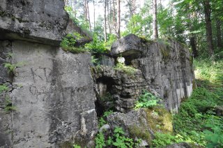 Старая арка в стене.