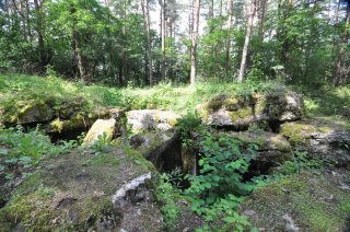 В руинах.