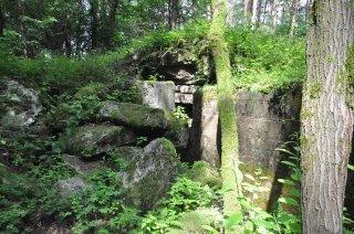 В центре руин.
