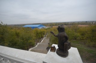 Суслик на фоне лестницы.