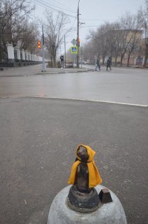 Суслик в накидке перед башней.