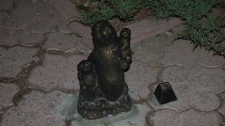Суслик с суслятами у театра кукол.