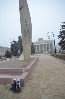 Суслики перед ДК ВГС укутанные.