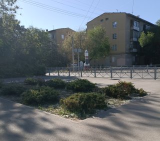 Напротив Ракеты и стелы. Май 2024.
