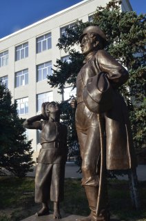 Памятник перед Медколледжем.