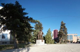Вид на памятник казачеству.