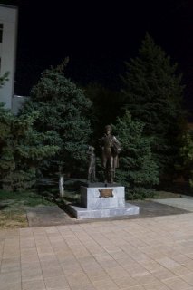 Памятник казачеству ночью.