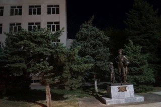 Памятник ночью.
