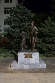 Памятник ночью.