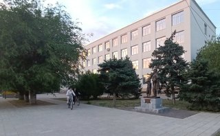 Перед Медколледжем.