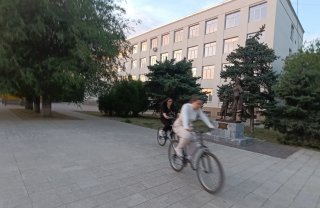 Велосипедистки у памятника.