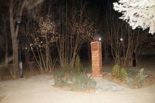 Бюст Филютовича в центре сквера.