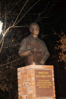 Бюст Филютовича крупным планом.